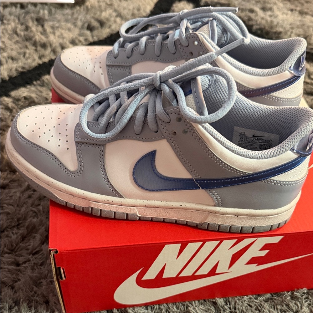 Nike Dunk Low in Light Blue and Navy - Picture 5 of 8